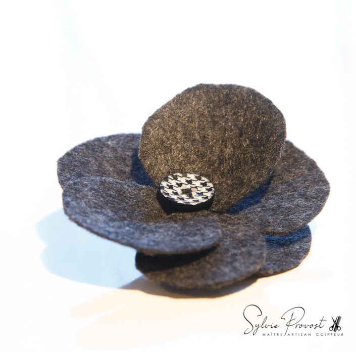 Fleur anthracite avec bouton