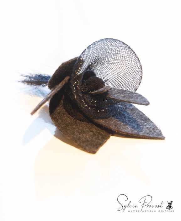 Fleur en relief anthracite avec voile