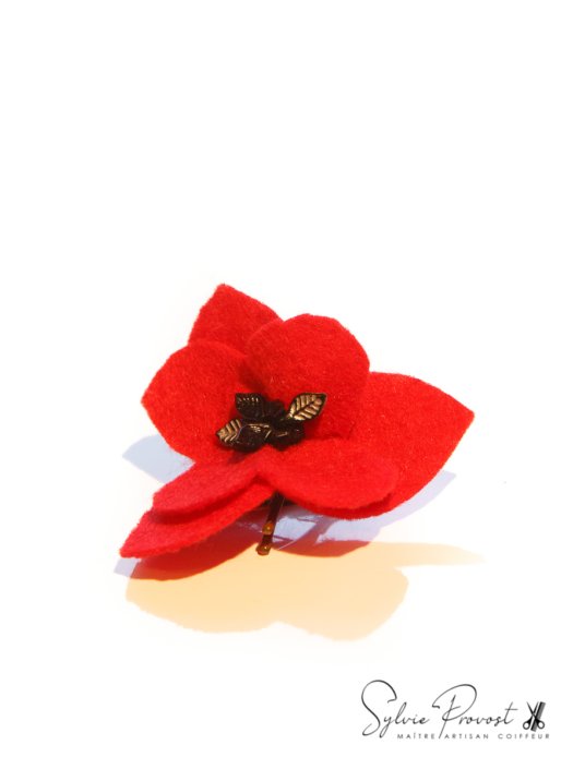 Fleur rouge avec strass noirs