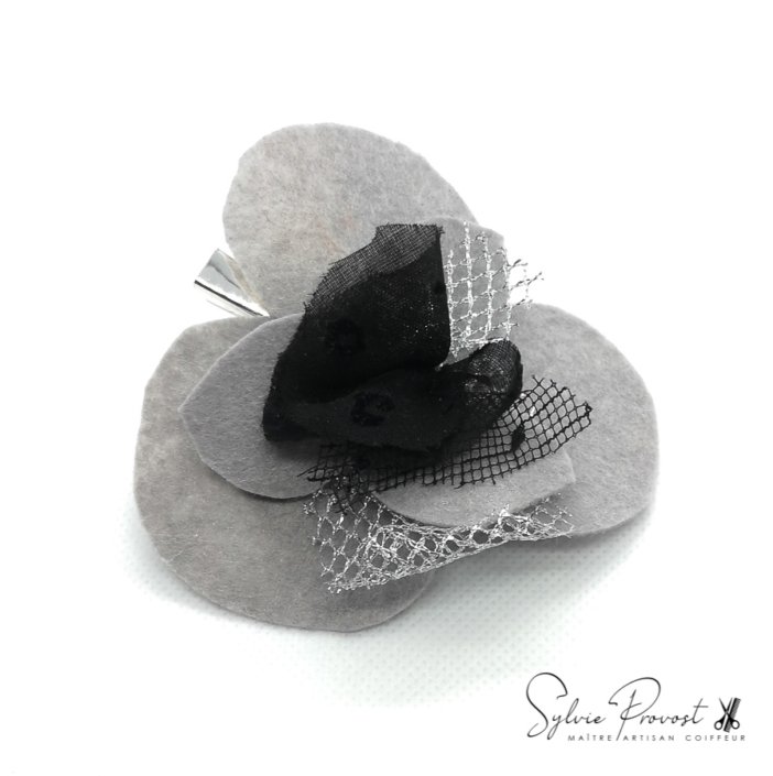 Fleur grise bi-matière