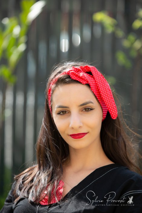 Bandeau noué sous les cheveux