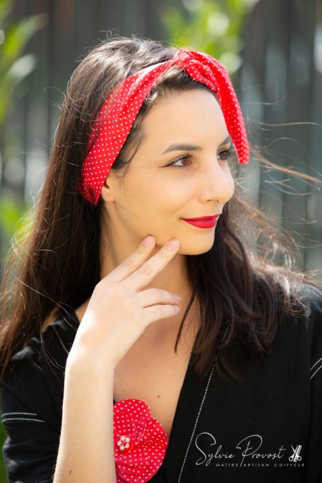 Bandeau noué sous les cheveux