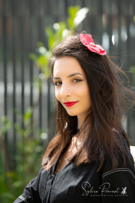 Simple fleur dans les cheveux