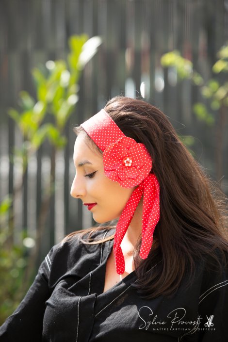 Bandeau à plat et fleur sur le côté