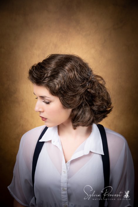 Coiffure rétro années 20 avec crans
