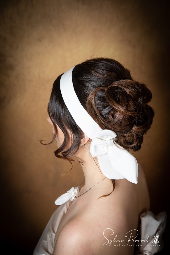 Le chignon de cérémonie et l'accessoire, de trois quart dos