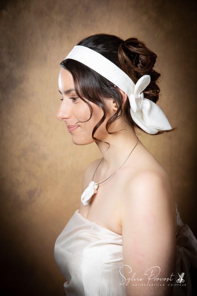 Profil gauche : l'accessoire maison et le chignon de cérémonie